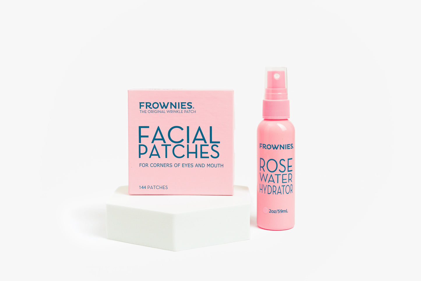 Frownies Rose Water Hydrator och Facial Patches-förpackning sida vid sida mot vit bakgrund.