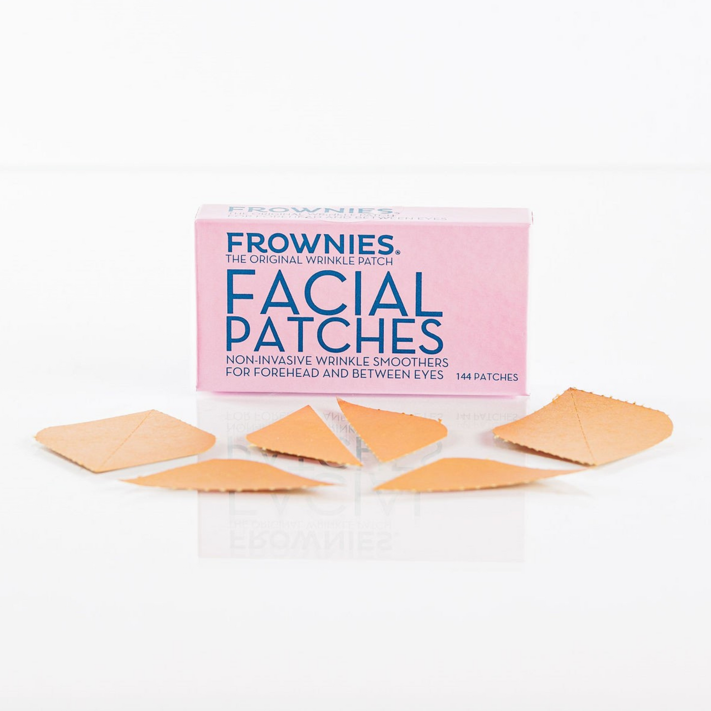 Frownies Facial Patches – Rosa förpackning med 144 anti-rynk ansiktsplåster för pannan och mellan ögonen, visade utspridda framför förpackningen.