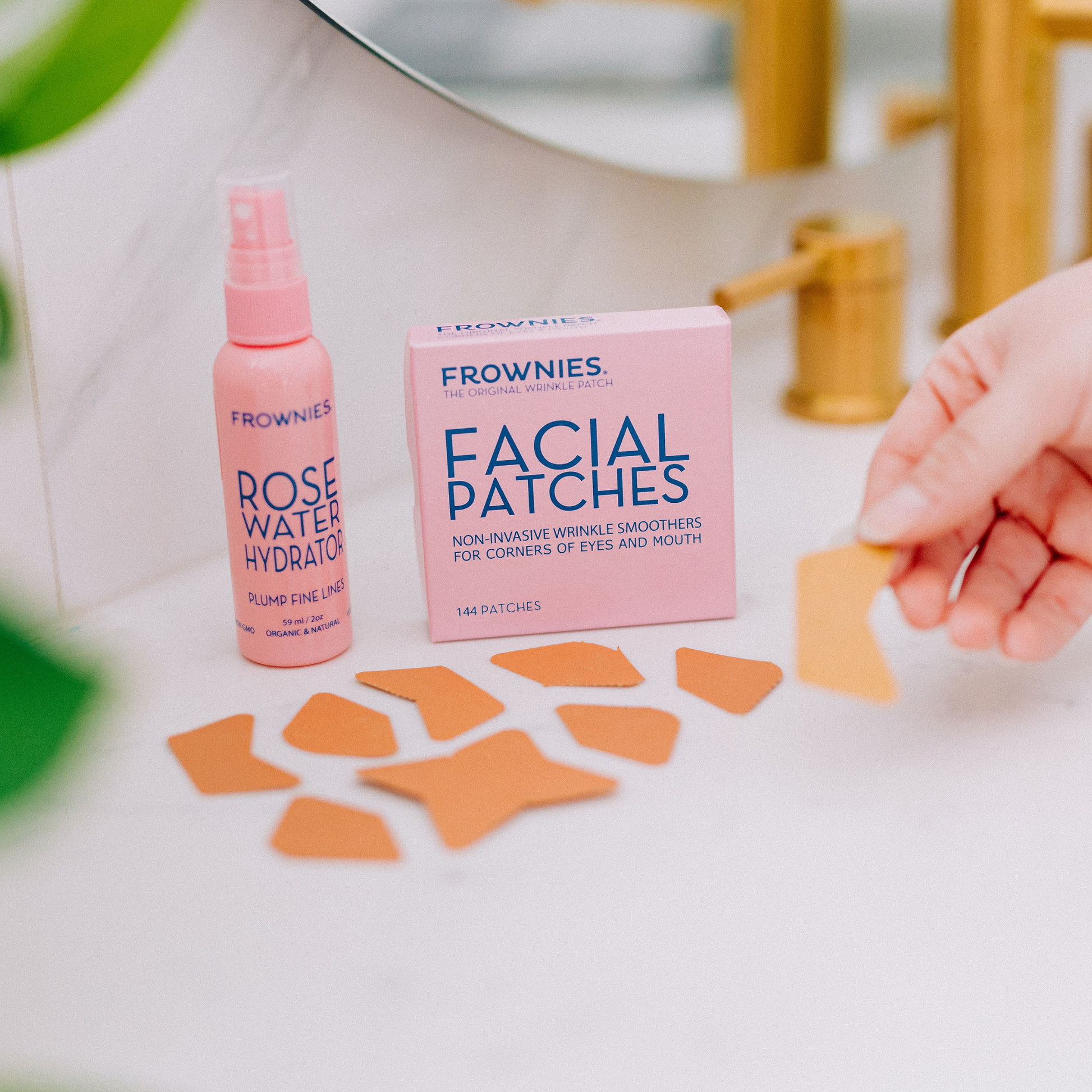 Frownies Rose Water Hydrator och Facial Patches med plåster utspridda – komplett anti-rynk rutin.