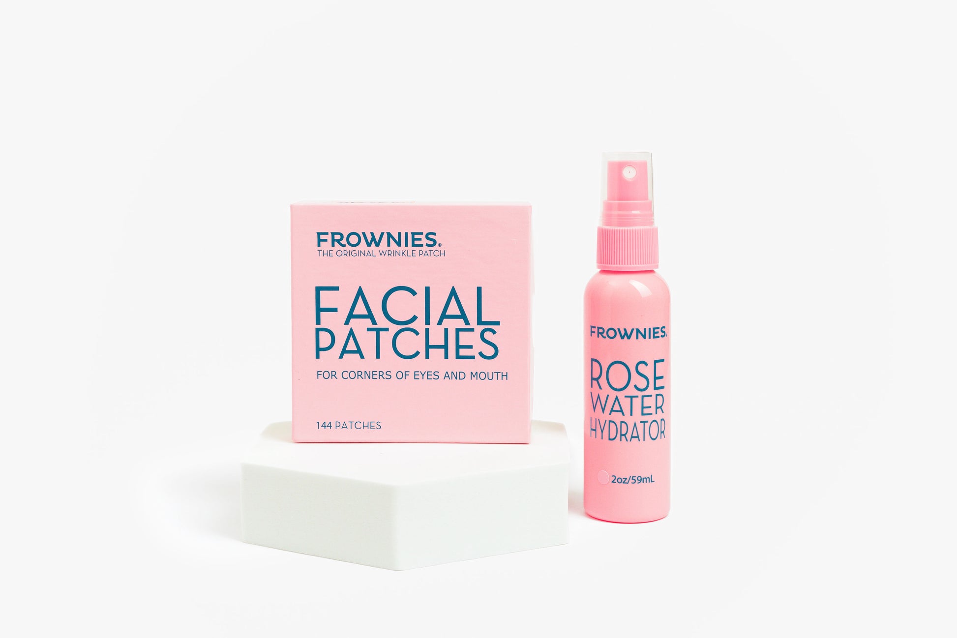 Frownies Rose Water Hydrator och Facial Patches-förpackning sida vid sida mot vit bakgrund.