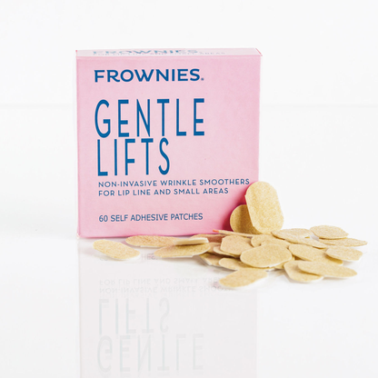 Frownies Gentle Lifts – Rosa förpackning med 60 självhäftande ansiktsplåster för läpplinje och små områden, utspridda framför förpackningen.