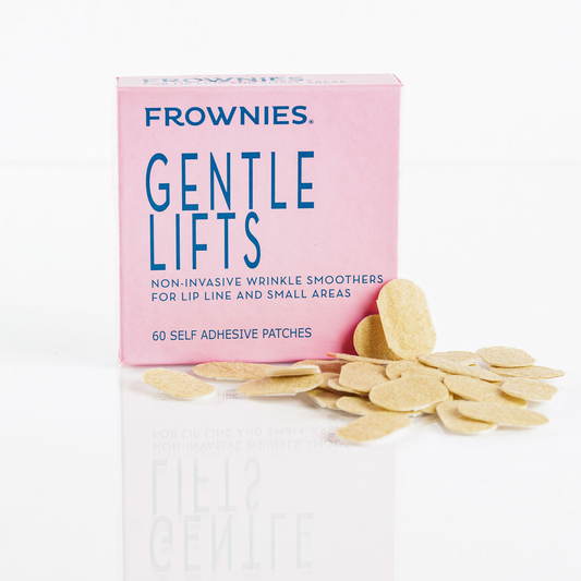 Frownies Gentle Lifts – Rosa förpackning med 60 självhäftande ansiktsplåster för läpplinje och små områden, utspridda framför förpackningen.