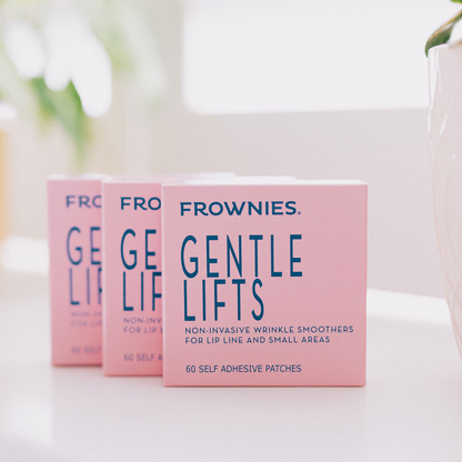 Tre rosa Frownies Gentle Lifts-förpackningar mot ljus bakgrund.