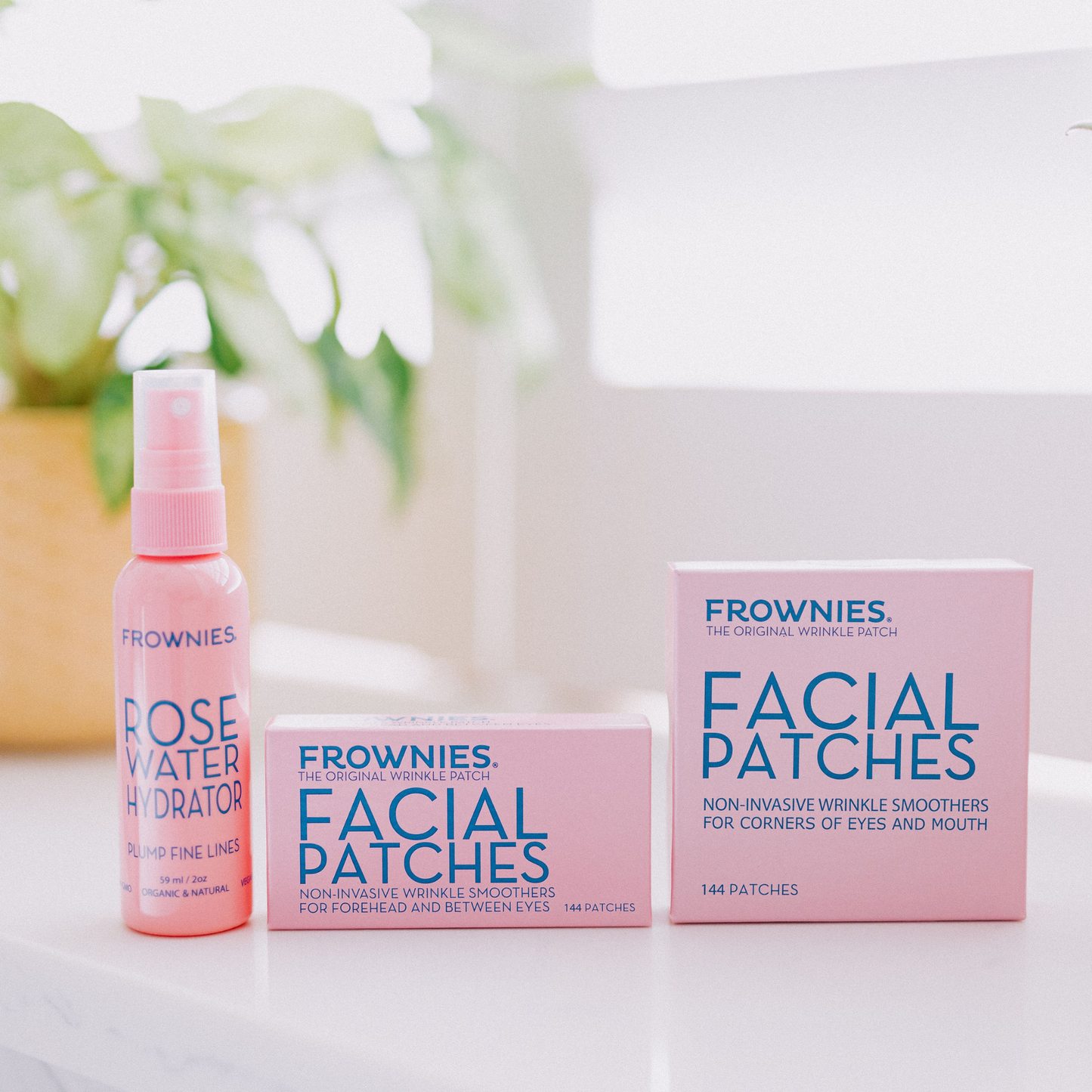 Frownies Startkit med Rose Water Hydrator och Facial Patches-förpackningar i ljus badrumsmiljö.