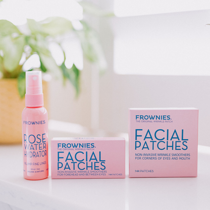 Frownies Startkit med Rose Water Hydrator och Facial Patches-förpackningar i ljus badrumsmiljö.