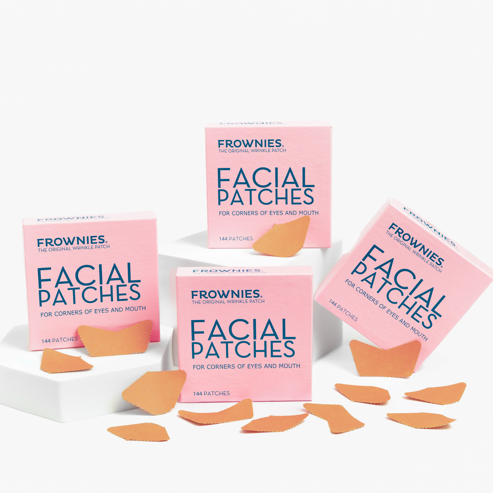 Flera Frownies Facial Patches-förpackningar samlade med plåster utspridda – produktöversikt.