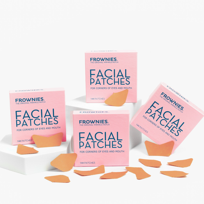 Flera Frownies Facial Patches-förpackningar samlade med plåster utspridda – produktöversikt.