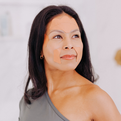 Kvinna med mörkt hår i profil – naturlig pro-aging hudvård med Frownies.