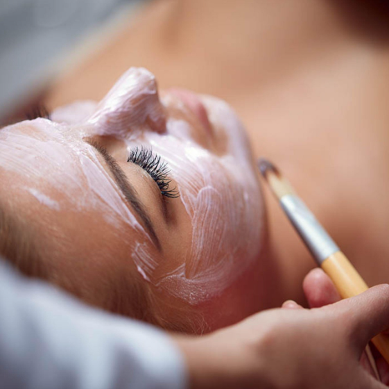 Ansiktsbehandling med lermask på Solbackens Spa – naturlig hudvård för lyster och glow
