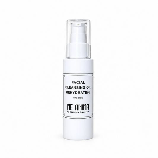 Facial Cleansing Oil Rehydrating från Me Anma  i vit pumpflaska mot vit bakgrund.