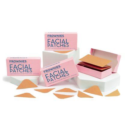 Frownies ansiktsplåster för pannan och mellan ögonen med flera produktförpackningar och ansiktsplåster mot vit bakgrund.