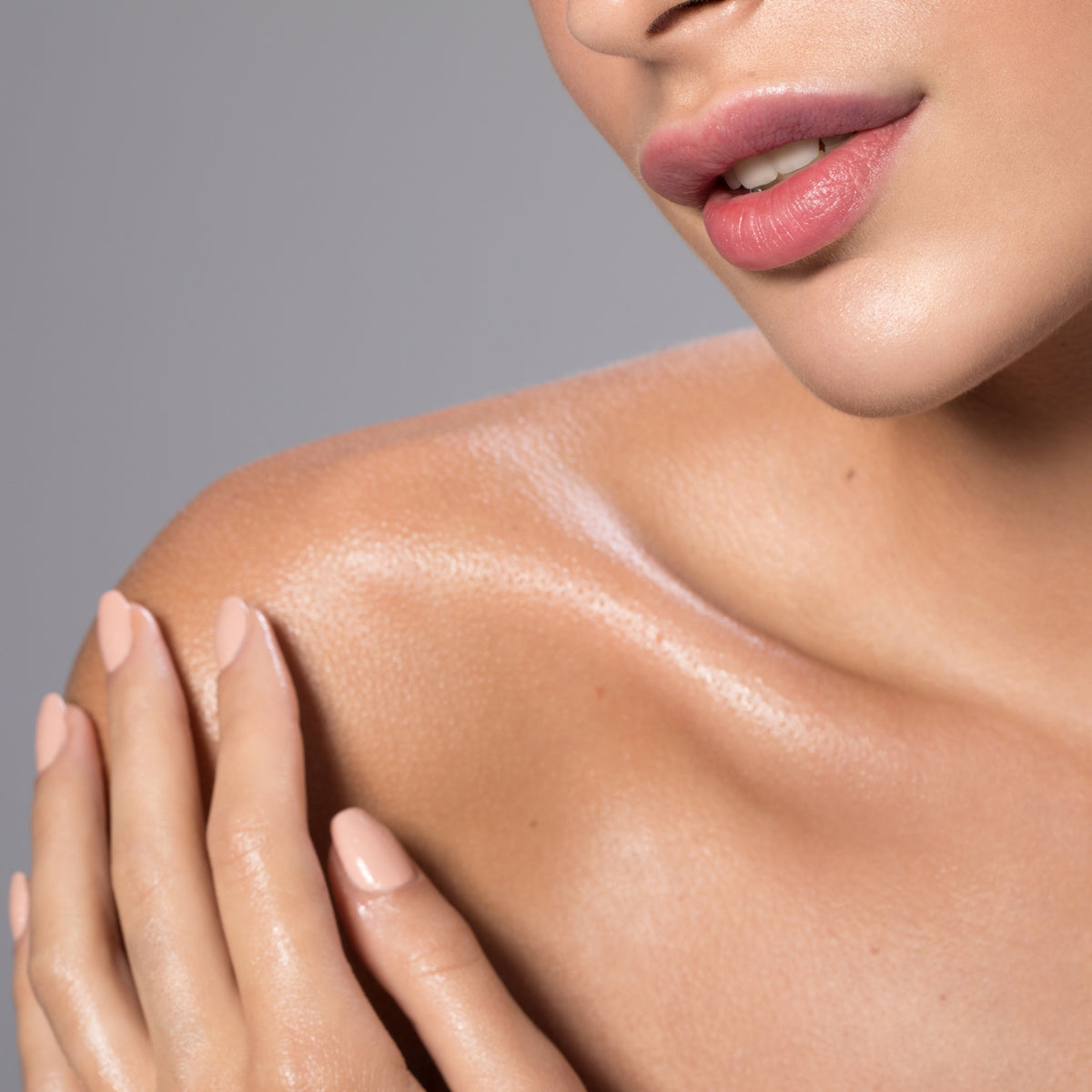 Kvinna som applicerar bodylotion på armen