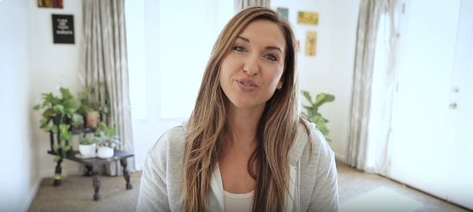 Ladda video: Video: Så applicerar du Frownies ansiktsplåster för att mjuka upp leendelinjer och kråksparkar.